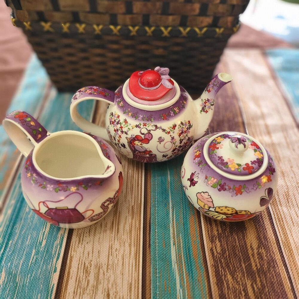This Official Red Hat Society 3-Piece Tea Set Paul Cardew Design 2004
